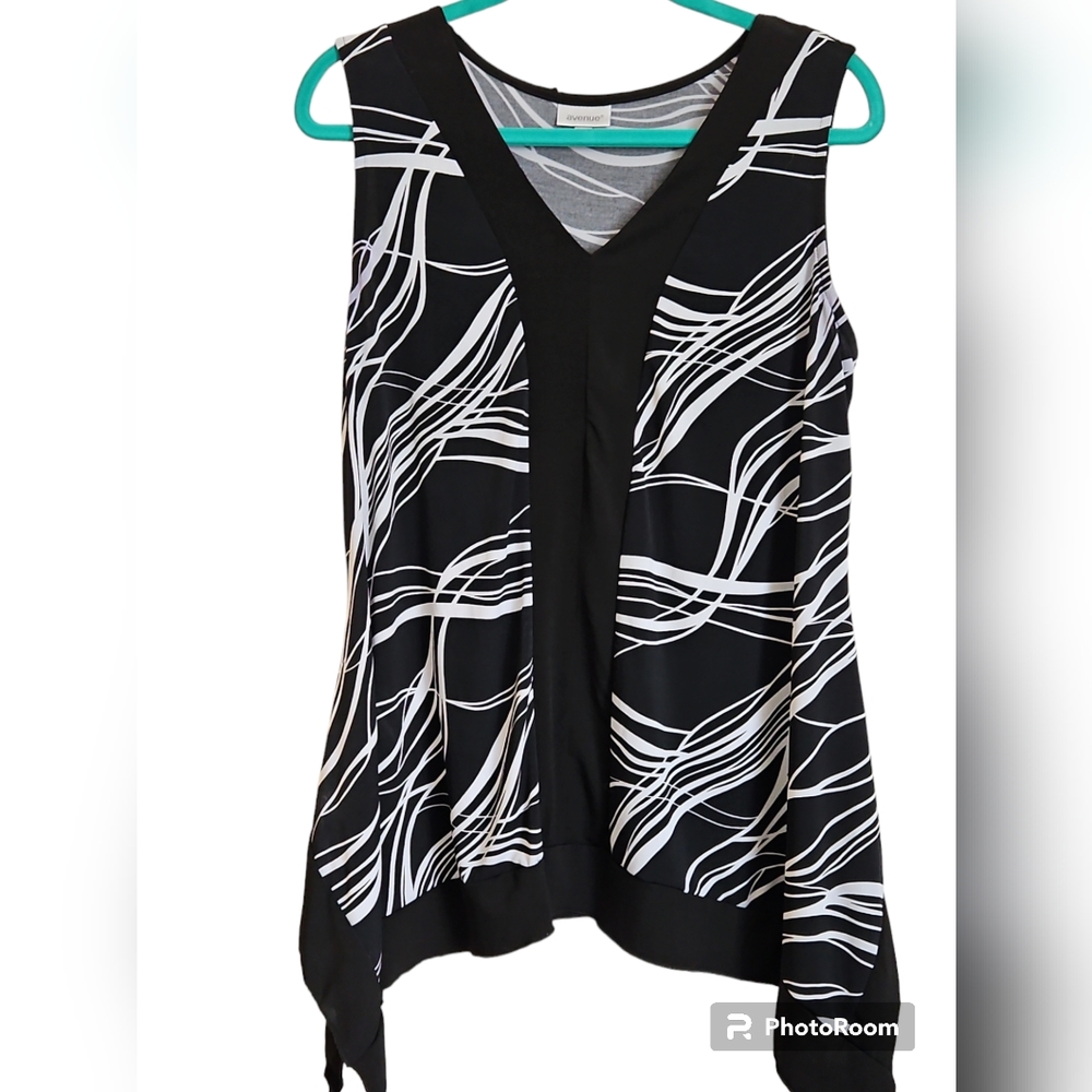 Avenue Monochrome Wave Pattern Tank Top